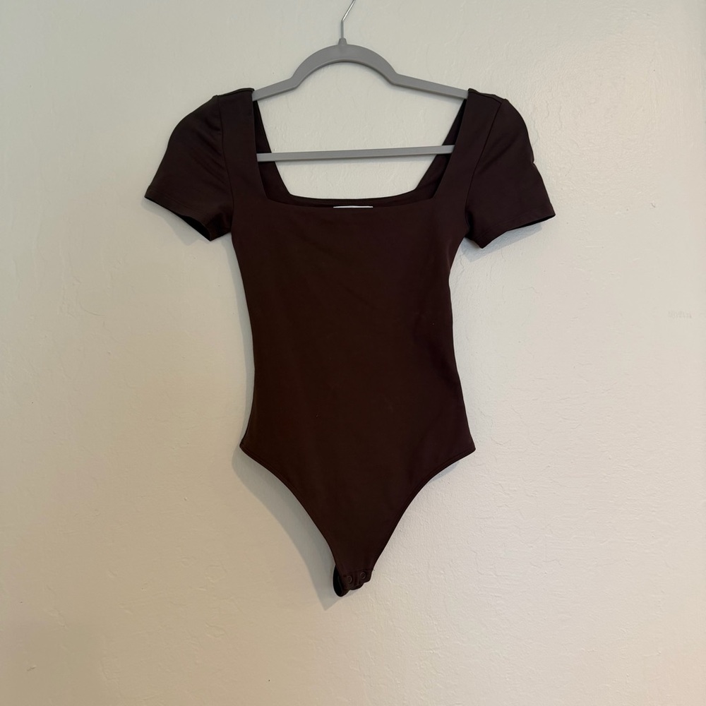Aritzia Babaton Contour Square Neck Short Sleeve Bodysuit Taupe Brown
